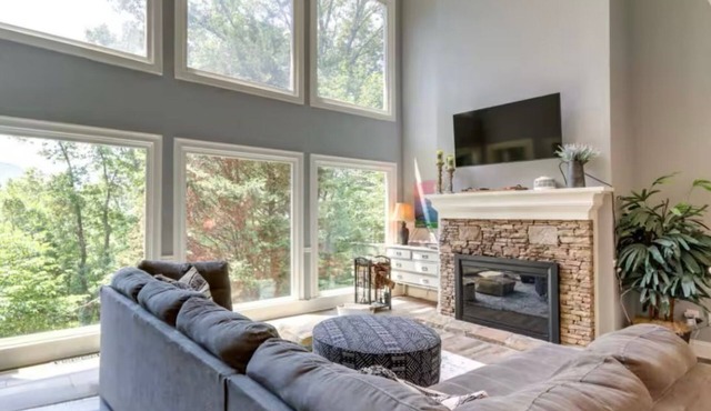 Sweeping Mountain Views | Pet-Friendly Retreat