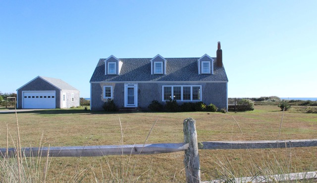 SWEEPING OCEAN VIEWS, HEAR THE SURF, 1 MINUTE WALK TO MADAKET BEACH