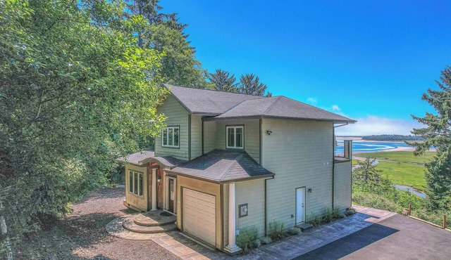 Sweeping Panoramic Views, Spacious Luxury Home, Great for Families, Large Deck,