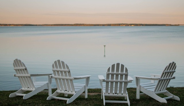 Sweeping Riverfront View, Fast WiFi, Private Pool, Kayaks & Blooming Rose Garden