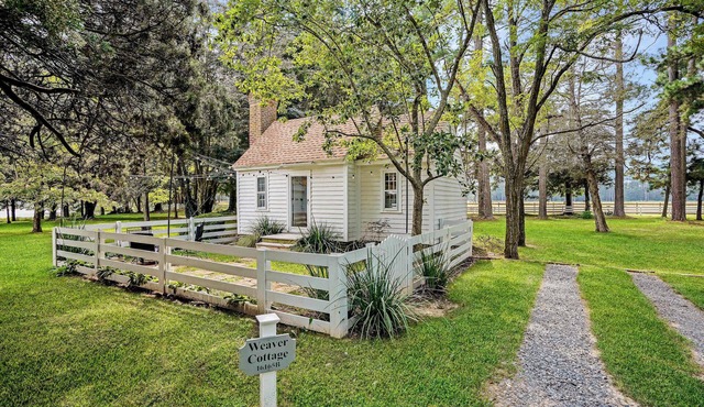 Sweet 1BDR Farm Cottage with Fire Pit and Creek View