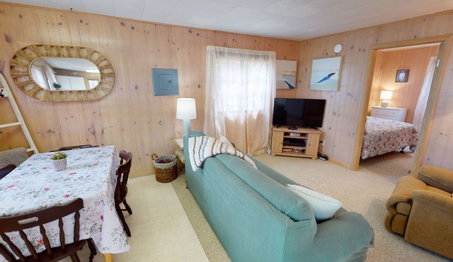Sweet 2BRM + 1BATH COTTAGE with Lake Access + Mooring! FISH! BOAT!