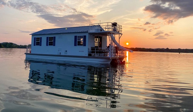 Sweet Abi Mae - Cruising houseboat in Knoxville TN