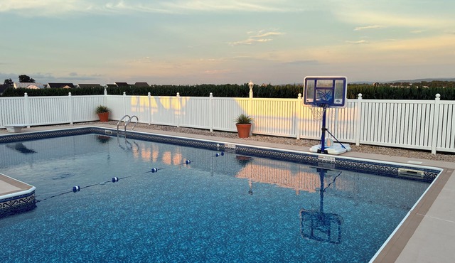 Sweet Adventure of Hershey! Private Oversized Pool. 3000 sq ft house. Sleeps 13.