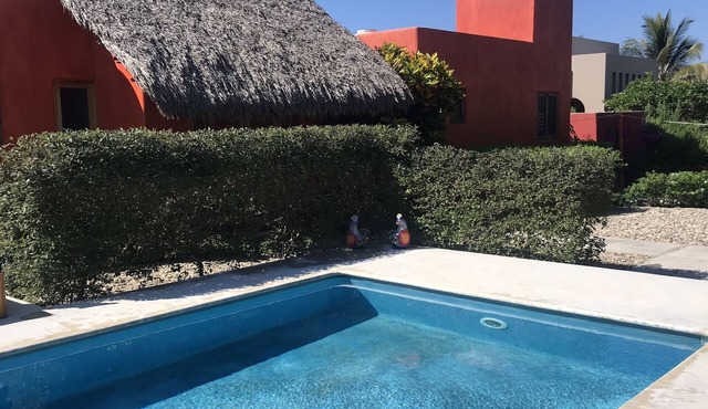Sweet, Affordable 1 Bedroom Cottage with pool - great for a couple or single!