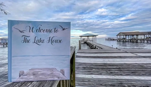 Sweet and cozy 3-bedroom house on enchanting Lake Waccamaw with AC