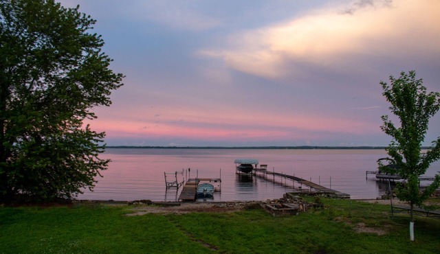 Sweet beach front on Lake Koshkonong w/lots of room & a Paddleboat