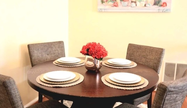 Sweet & Beautiful Spacious Town House - A home away from home