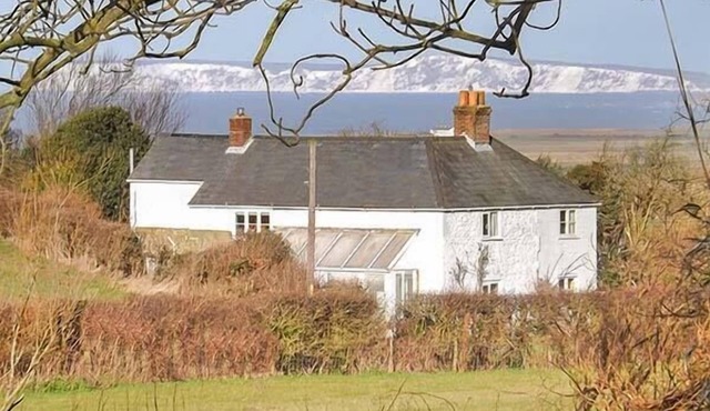 SWEET BRIARS, family friendly, character holiday cottage in Chale