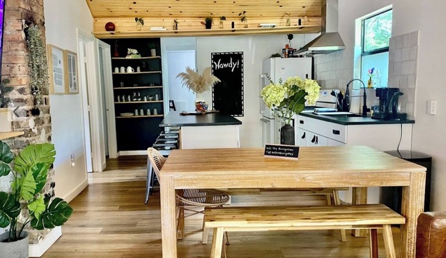 Sweet Bungalow. Super Location. Walkability