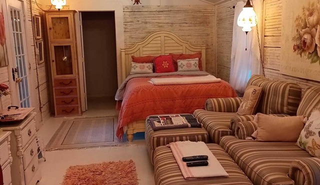 SWEET CABIN IN NATIONAL FOREST, PRIVATE HOT TUB, QUEEN BED, BEAUTIFUL LANDSCAPE.