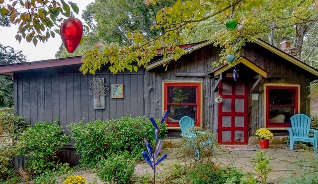 Sweet Cabin in the Woods -10 min to Ashvl., Quiet, BEES , Garden & DECK. Dogs Ok