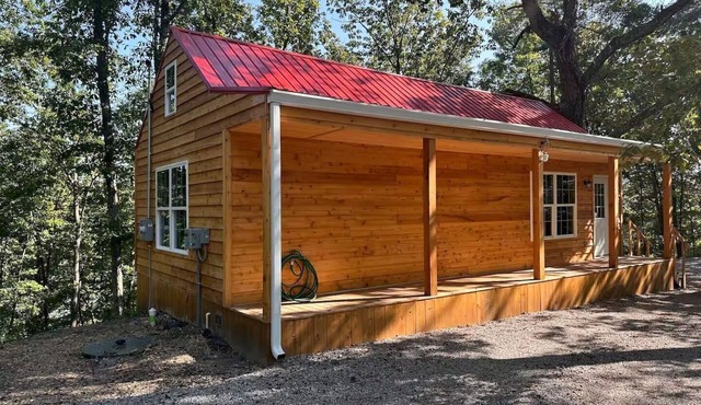 Sweet Cabin. Sleeps 6. Bedroom Queen Bed 2, Loft Two Twin Beds, Queen Sofa 2.