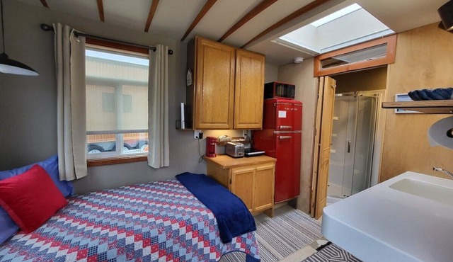 Sweet Caravan Tiny Home by creek & bay. Twin bed.
