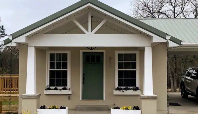 "Sweet Caroline" Lovely, quaint cottage.