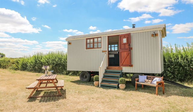SWEET CAROLINE SHEPHERD’S HUT, pet friendly in Sutton-On-Trent