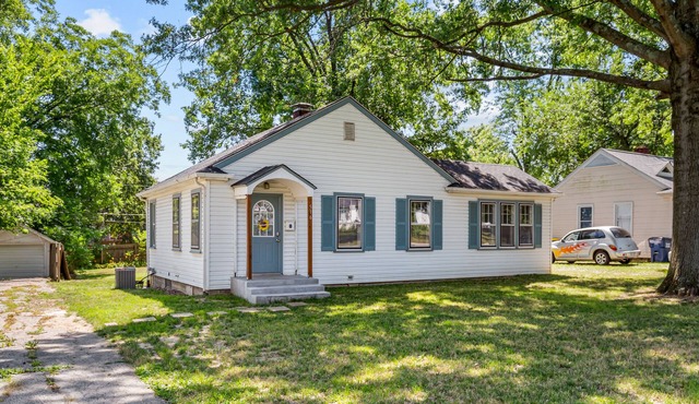 Sweet Cherry Escape | Charming 1930s 2BR Near Katy Trail & Daniel Boone Home