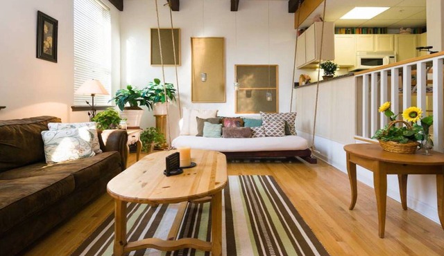 Sweet City Retreat! Luxurious Art Loft