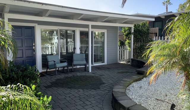 Sweet cottage home close to beaches, airport and other attractions