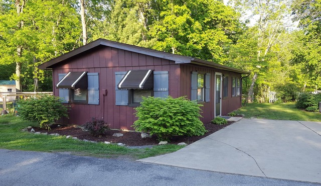 Sweet Cottage in Private Family Resort with Beach, Pool and Lake Freeman Access