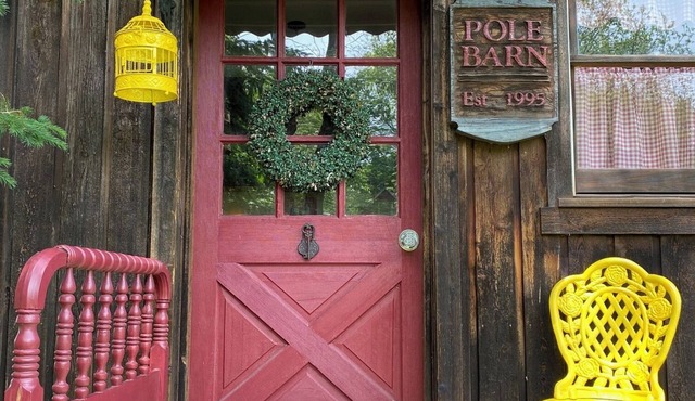 Sweet cottage with lots of privacy that's perfect for a romantic getaway.