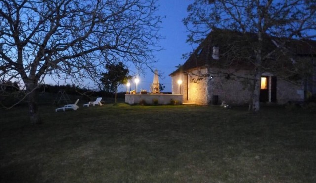 Sweet Country Cottage in purple Périgord