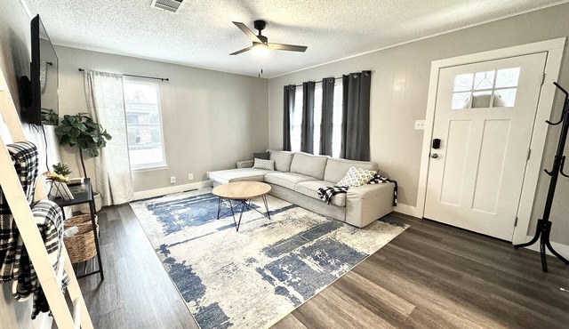 Sweet & Cozy Home in Taylor