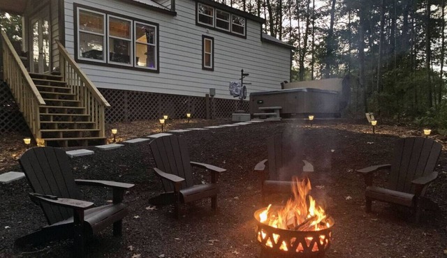 Sweet Creek Retreat-Luxury Tiny Cabin-View-WIFi-Hot tub-Firepit Area-Smart TVs