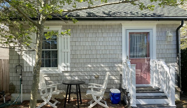 SWEET...DARLING...SECLUDED...COTTAGE...BEACH 2 BLOCKS...WALK to FISH ALLEY