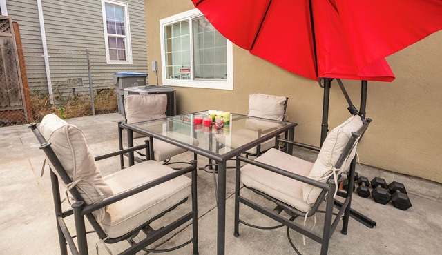 Sweet Downtown Loft 2BA AC Patio Parking