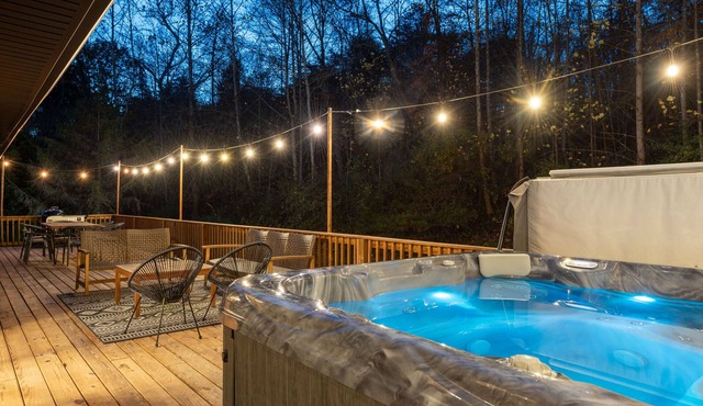 Sweet Escape – Movie Theater Nights, Hot Tub Soaks & Hocking Hills Magic