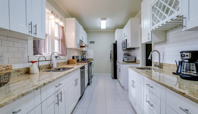 Sweet Farm Guest House w/Lake Views & Vineyard