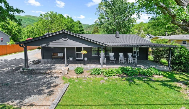 Sweet Garden House in Hot Springs. Hot tub, garden, grill, deck, dog friendly.