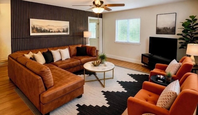 Sweet Home Knox-7 min. to UT Stadium & Downtown. Pet friendly/Fenced yard.