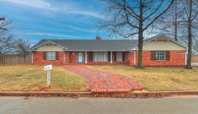 “Sweet Home Oklahoma” House - Large home with 4 bedrooms and fenced yard+garage!