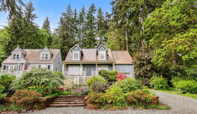 Sweet home overlooking Saratoga Passage with private hot tub & lovely backyard