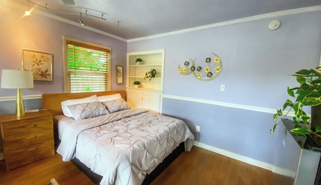 Sweet Home with Ample Parking. Only 1-min to Freeway!