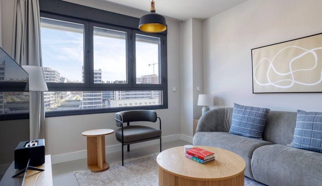 Sweet Imperial 1BR w/Gym, Pool & Doorman, near Parks, by Blueground
