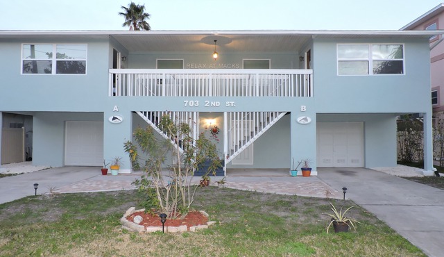 Sweet! Indian Rocks Beach Rental, 1/2 Duplex, B, Renovated, Short walk to Beach