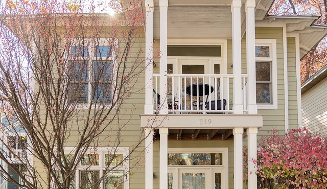 Sweet Inn Coach House near beautiful beach on Lake Michigan in Beachwalk