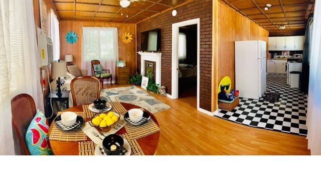 SWEET ISLAND BUNGALOW FALL IS FABULOUS In Ocean City 4.5 mi from the beach.