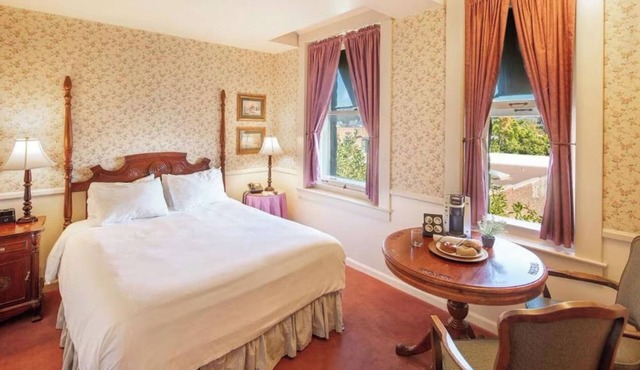 Sweet King Room with Private Bath + Period Furnishings Perfect for Getaways