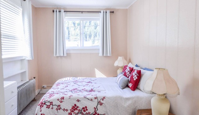 Sweet Little Apartment in Historical Downtown Seward