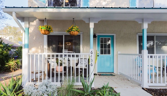 Sweet little retreat within a few minutes walk to the beach!