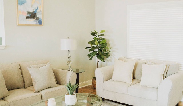 Sweet Magnolia Mid-Term Stay! We are pet and family friendly!