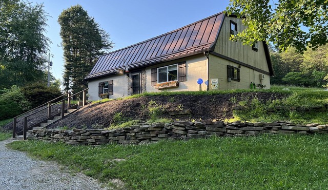 Sweet Nell’s Cozy Cottage with hot tub in the heart of Hocking Hills.