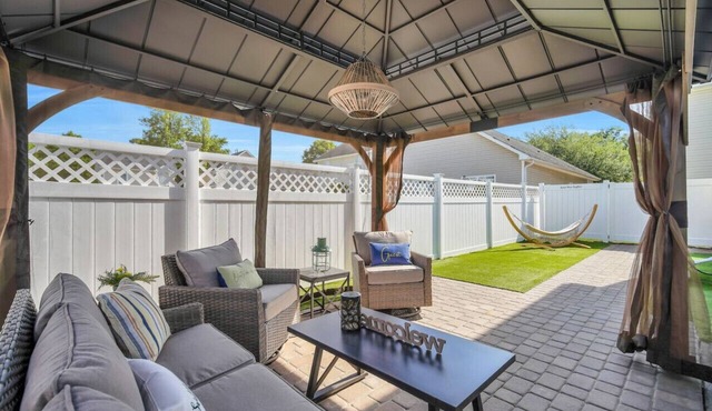 Sweet Nest Bluffton Cottage Fenced in yard Pet-Friendly Gazebo Private