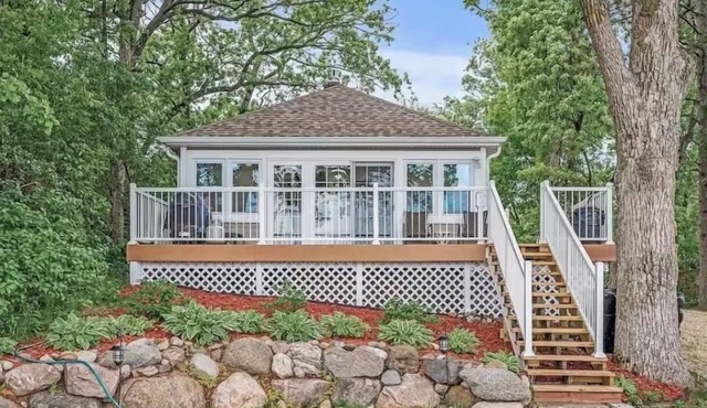 Sweet Pea Retreat is a perfect 2-bedroom cabin with AC in lovely Clear Lake
