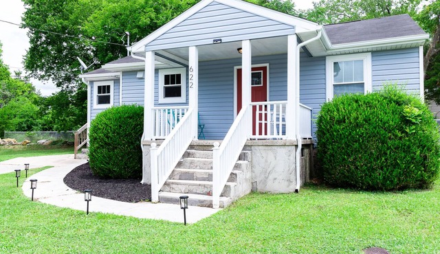 Sweet Peach Bungalow 2BR + laundry. One mile from I-75 yet quiet. Newly updated.