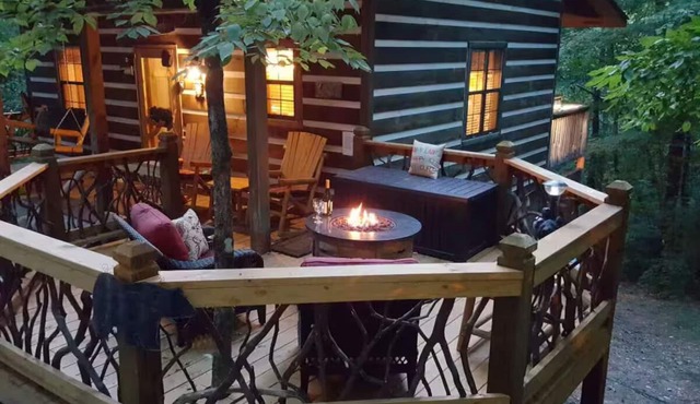 Sweet Retreat Cabin - Fiber Optic Wi-Fi, Hot tub, Pool table and more.